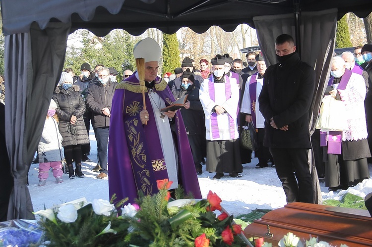 Pogrzeb śp. ks Mariana Kopcia - pochówek na cmentarzu