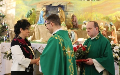 Lidia Kumorek odbiera papieski medal z rąk ks. dr. Marka Studenskiego