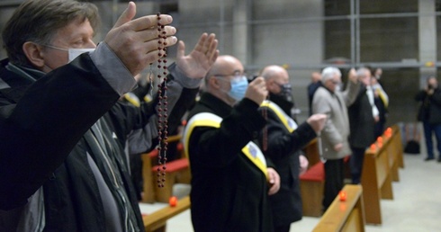 Mężczyźni modlą się w pierwszą niedzielę miesiąca.