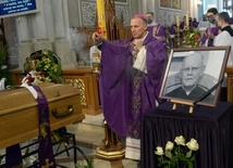 Obrzędom ostatniego pożegnania w kościele katedralnym przewodniczył bp Marek Solarczyk.