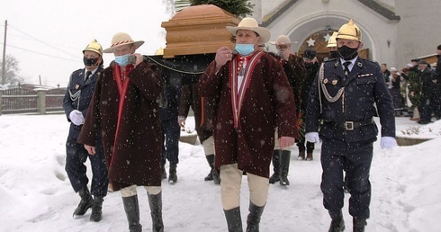 Parafianie niesli trumnę z ciałem śp. ks. Jerzego Palarczyka na cmentarz komunalny w Jaworzynce.