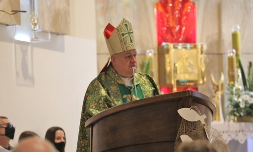 W homilii bp Piotr Greger zachęcał wiernych parafii-jubilatki, by uważnie wsłuchiwali się w słowa Boga.