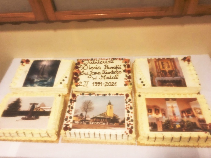 W przedsionku kościoła czekały na wszystkich jubileuszowe torty zdobione zdjęciami świątyni.