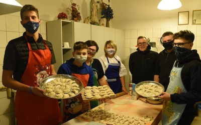 Rodzina Mroczków z ks. Piotrem Wężem, Iwanką i Tadkiem.