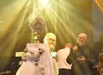 Ks. Piotr Adamczyk podczas uwielbienia w Zakliczynie.