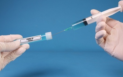 48 proc. Polaków zamierza się zaszczepić przeciw koronawirusowi, 26 proc. nie chce szczepionki