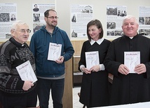 Od lewej: ks. Eugeniusz Nycz, Bogusław Gąszcz, Ewa Piecha-Kasprzyk – autorka książki „Boży Muszkieter” – i ks. prał. Stanisław Morawa.