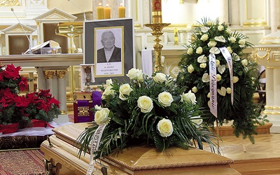 Uroczystość pogrzebowa w lublinieckim kościele oblatów.
