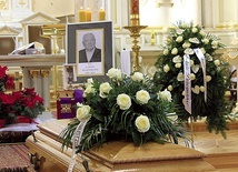 Uroczystość pogrzebowa w lublinieckim kościele oblatów.