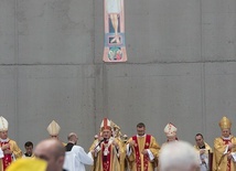 Zaprojektowany przez Hannę Dąbrowską-Certę dwustronny symbol męki Pana ma niezwykłą symbolikę.