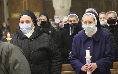 	Podczas uroczystości odnowiono śluby.  Z lewej s. Pacyfika.