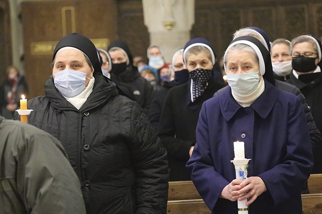 	Podczas uroczystości odnowiono śluby.  Z lewej s. Pacyfika.