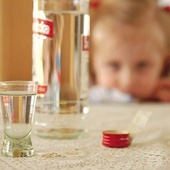 ▲	Problemy małżeńskie i rodzinne mogą mieć podłoże w nadużywaniu alkoholu przez jednego z członków rodziny.