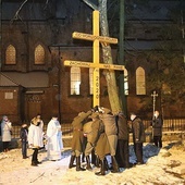 ▲	Krzyż ustawiono w miejscu, gdzie dawniej było wejście do świątyni. Świadczy o tym wydeptany kamień, jedyna pozostałość po starym kościele.