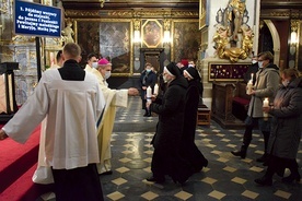 ▲	Siostry zakonne złożyły na ręce biskupa zapalone świece.