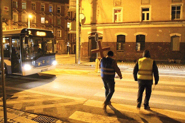 Od niedawna pielgrzymi noszą krzyż wykonany przez jednego z nich.