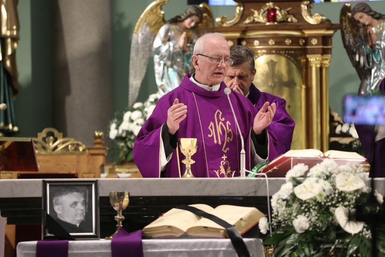 Ostatnie pożegnanie śp. ks. kan. Benedykta Fojcika w parafii Chrystusa Króla w Chybiu