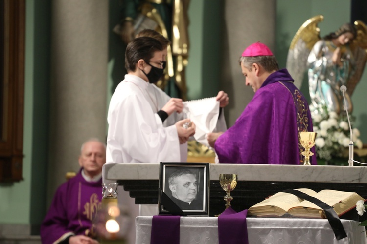 Ostatnie pożegnanie śp. ks. kan. Benedykta Fojcika w parafii Chrystusa Króla w Chybiu