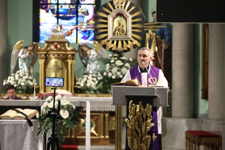 Ostatnie pożegnanie śp. ks. kan. Benedykta Fojcika w parafii Chrystusa Króla w Chybiu