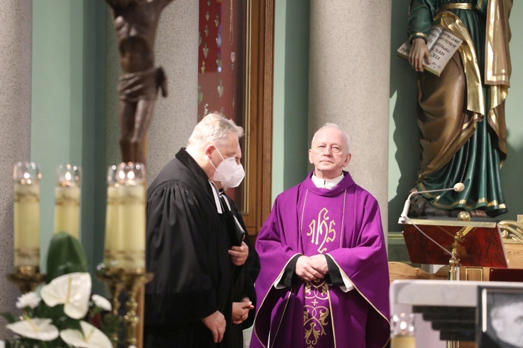 Ostatnie pożegnanie śp. ks. kan. Benedykta Fojcika w parafii Chrystusa Króla w Chybiu