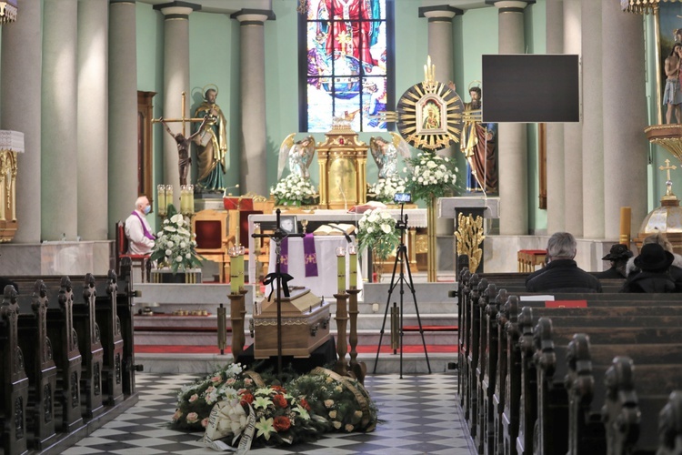 Ostatnie pożegnanie śp. ks. kan. Benedykta Fojcika w parafii Chrystusa Króla w Chybiu