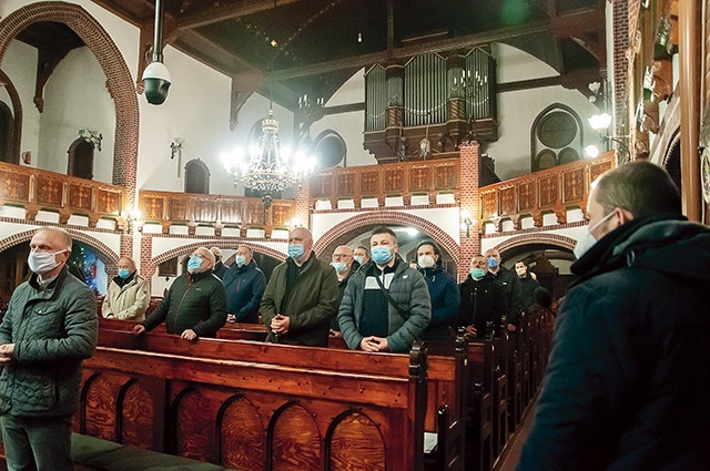 Na zaproszenie odpowiedziało kilkudziesięciu panów.