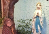 Sara codziennie zapala świecę w grocie lurdzkiej, a na koniec milczącej wizyty całuje figurę Maryi.