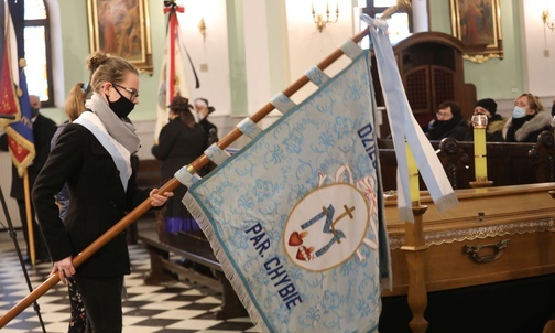 W pożegnaniu uczestniczyły liczne poczty sztandarowe.