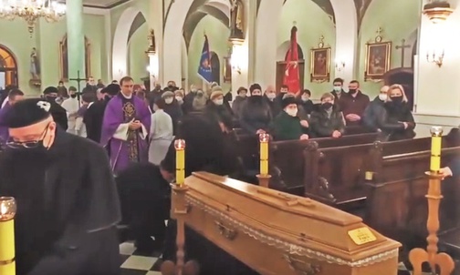Pożegnanie trumny śp. ks. kan. Benedykta Fojcika w kościele w Chybiu.