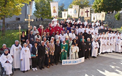 W położonym w Alpach Nadmorskich, niedaleko Nicei, Saint-Etienne-de-‑Tinée wciąż funkcjonują sięgające średniowiecza bractwa penitentów – białych, czarnych, czerwonych i niebieskich.