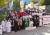 W położonym w Alpach Nadmorskich, niedaleko Nicei, Saint-Etienne-de-‑Tinée wciąż funkcjonują sięgające średniowiecza bractwa penitentów – białych, czarnych, czerwonych i niebieskich.