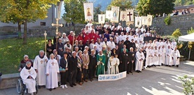 W położonym w Alpach Nadmorskich, niedaleko Nicei, Saint-Etienne-de-‑Tinée wciąż funkcjonują sięgające średniowiecza bractwa penitentów – białych, czarnych, czerwonych i niebieskich.