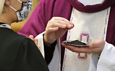 Mimo pandemii koronawirusa jak co roku w Środę Popielcową przyjmiemy na głowy poświęcony popiół – na znak pokuty i nawrócenia.