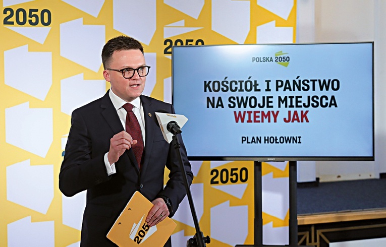 Szymon Hołownia w czasie prezentacji analizy na temat relacji Kościół–państwo.