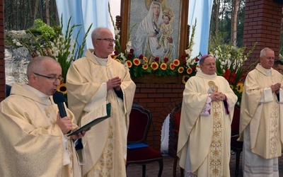 Ks. kan. Szymon Mucha, kustosz sanktuarium MB Różańcowej w Wysokim Kole i opiekun Kół Żywego Różańca, wita bp. Henryka Tomasika na pielgrzymce Żywego Różańca w 2019 roku.