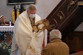 Po Eucharystii bp Wiesław Szlachetka udzielił Bożego błogosławieństwa na sposób lourdzki.