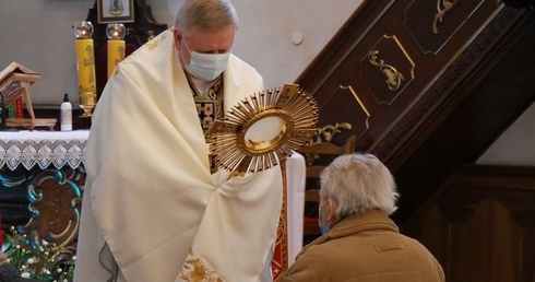 Po Eucharystii bp Wiesław Szlachetka udzielił Bożego błogosławieństwa na sposób lourdzki.
