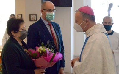 W imieniu personelu medycznego i chorych nowego ordynariusza radomskiego witali przedstawiciele zarządu szpitala na radomskim Józefowie.