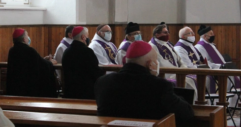 Trzech biskupów pożegnało kapłana z Biedrzychowic