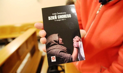 Mieszkanki DPS sióstr Córek Bożej Miłości otrzymały pamiątkowe obrazki 29. Światowego Dnia Chorego.