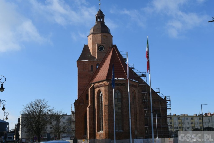 Gorzowska katedra w blasku słońca