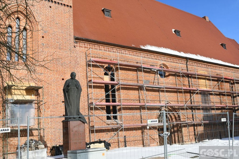 Gorzowska katedra w blasku słońca