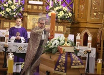 Liturgii pogrzebowej przewodniczył ks. Zygmunt Kostka SDB z Krakowa.