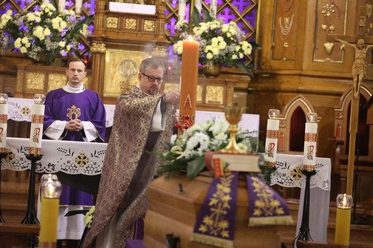 Liturgii pogrzebowej przewodniczył ks. Zygmunt Kostka SDB z Krakowa.