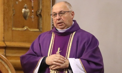 Ks. kan. Fryderyk Tarabuła odczytał list kondolencyjny bp. Romana Pindla.