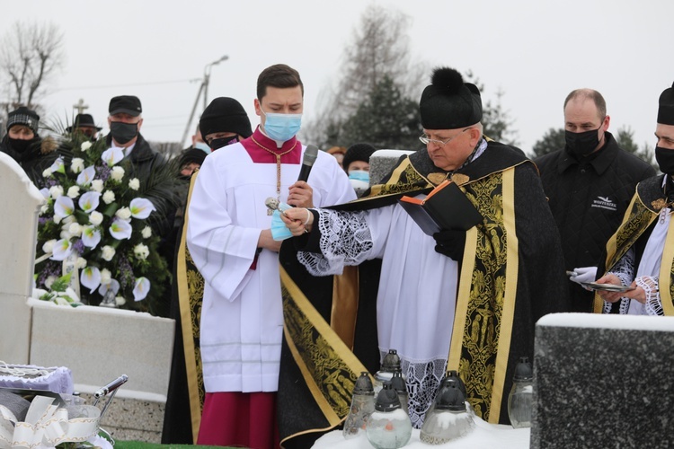 Bp Józef Wróbel przewodniczył również modlitwom na cmentarzu.