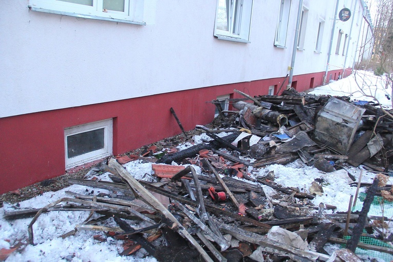 Spalony budynek w Podczelu