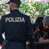 Włoski policjant odłożył notes i protokoły. Zaprowadził bezdomnego Rumuna do sklepu...