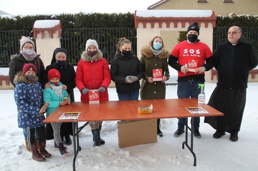 Młodzi z Międzybrodzia Bialskiego w akcji "Wyślij pączka do Afryki"