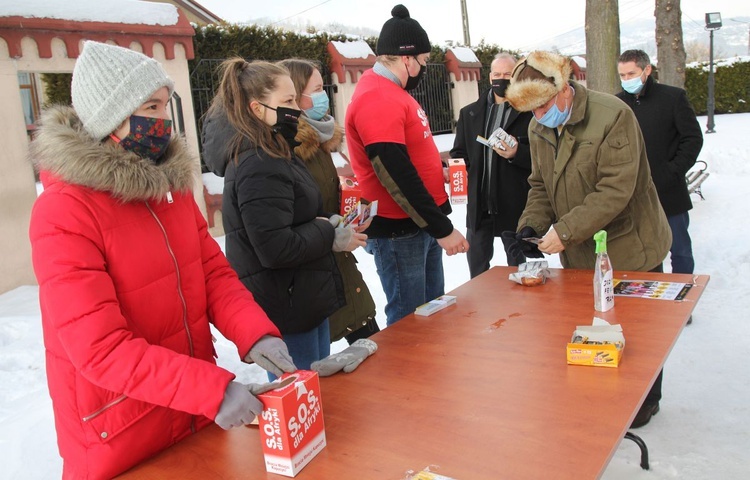 Młodzi z Międzybrodzia Bialskiego w akcji "Wyślij pączka do Afryki"